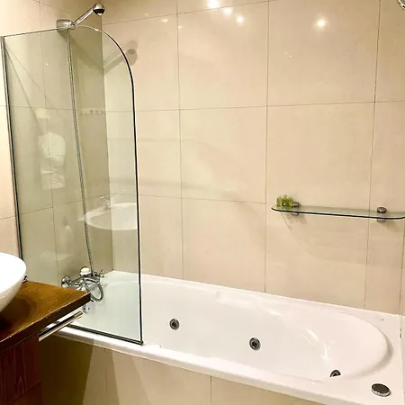 Apartment Family Oasis - Oceanview Duplex, Heated Pool, Air Con *